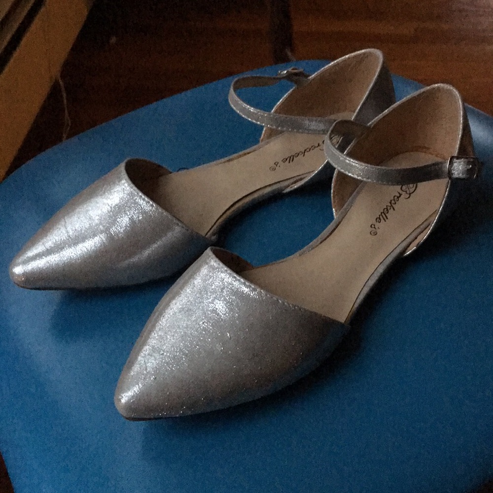 Breckelle’s silver pointed toe flats Sz 7.5